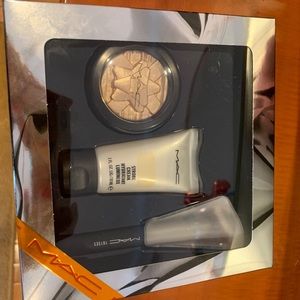 MAC Shiny Pretty Things Glow Getter: Pink Set.